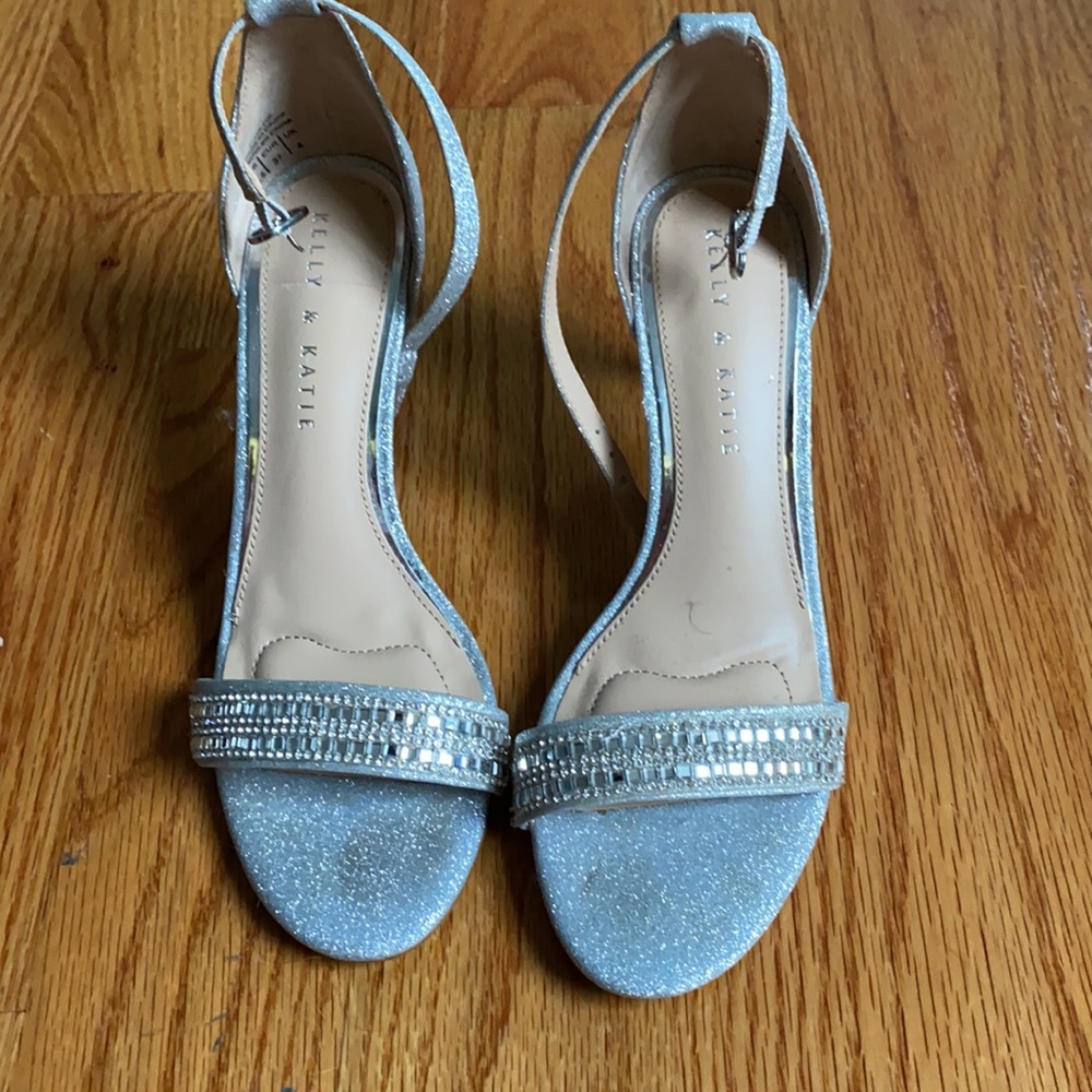 🏷 Kelly & Katie • Silver Heel